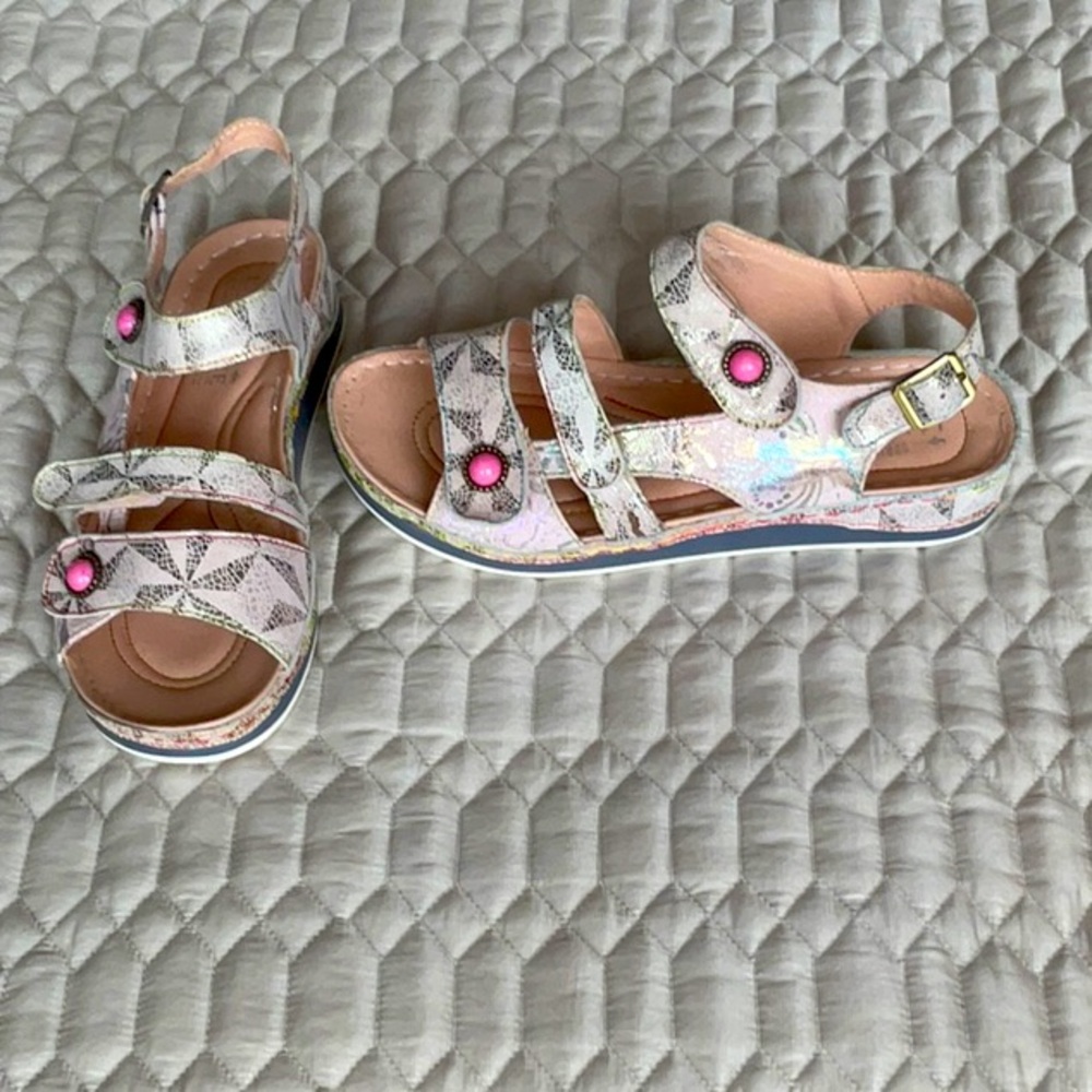 New leather adjustable Sandals